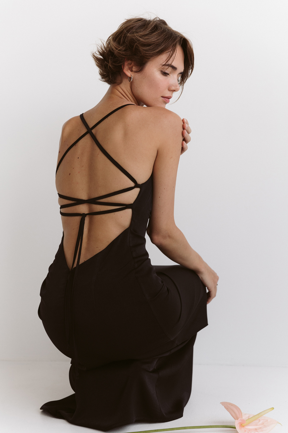 Чорна сатинова сукня у білизняному стилі з відкритою спиною