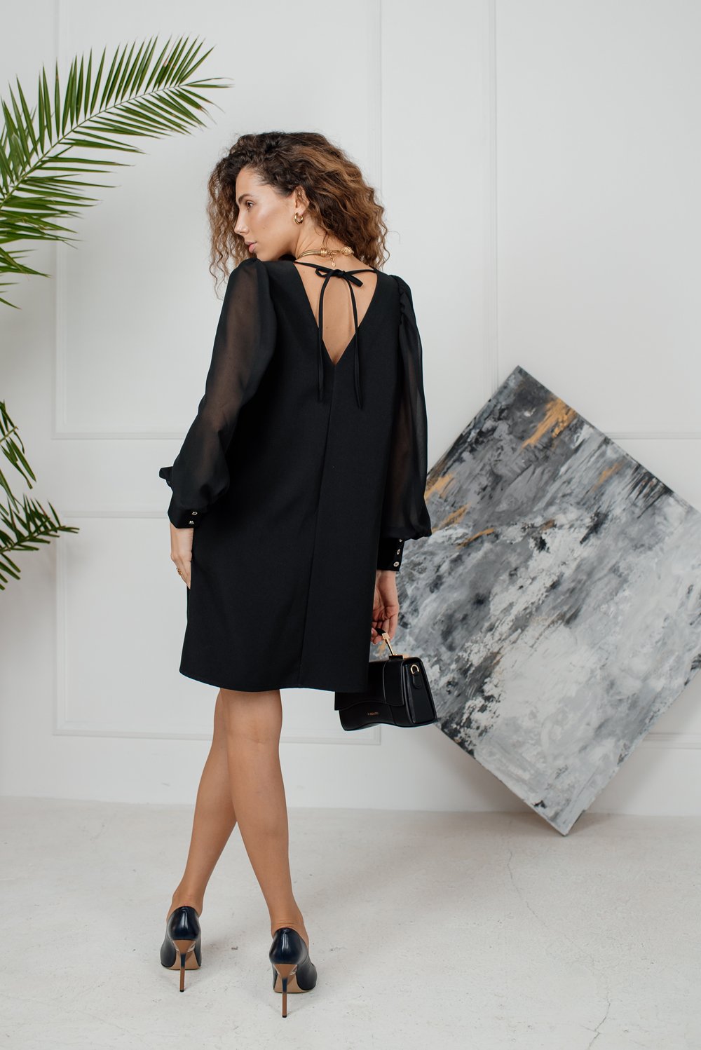 Черное мини платье трапеция с прозрачным рукавом