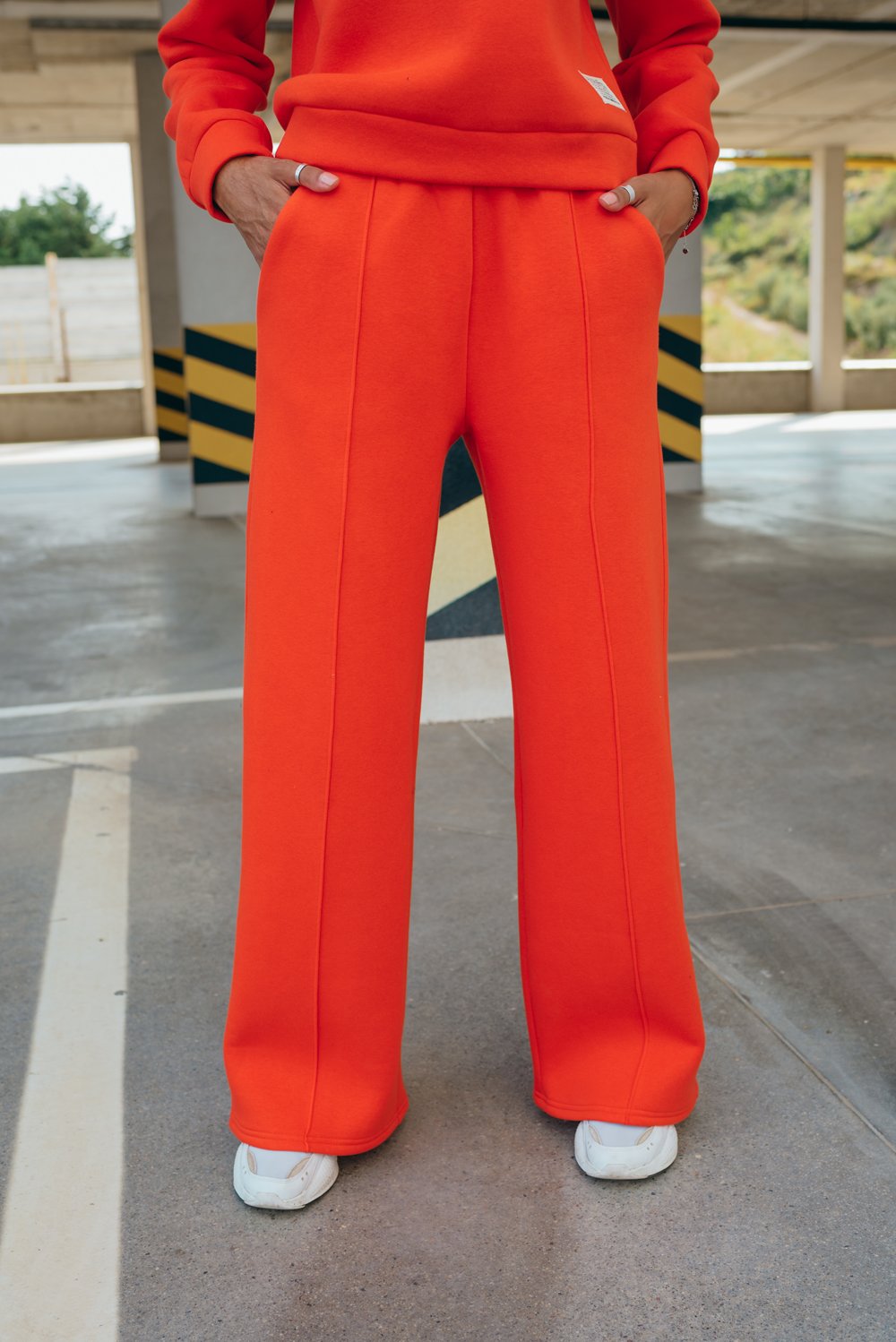 Оранжевые спортивные брюки широкого кроя