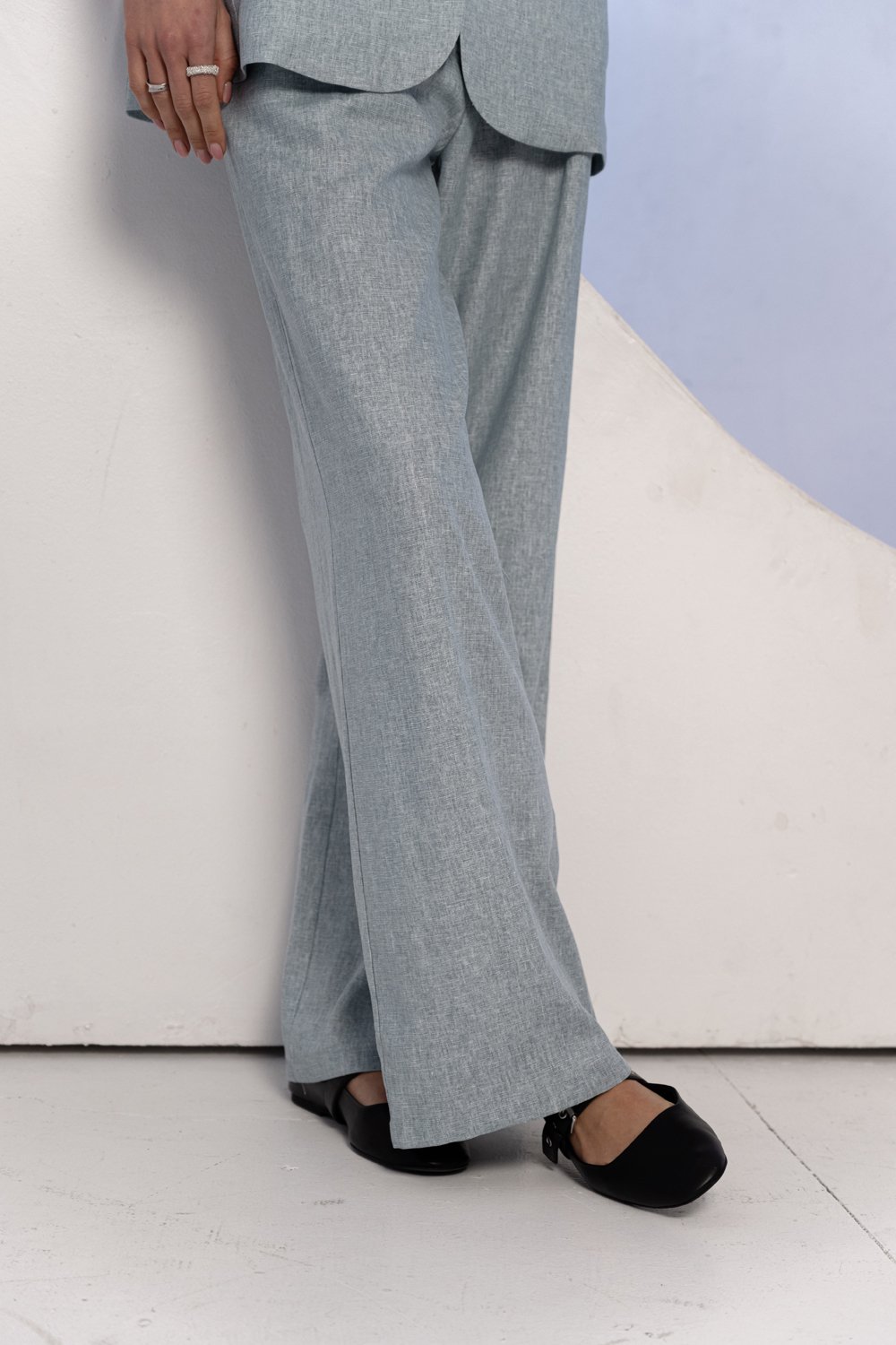 Серо-голубые широкие льняные брюки на поясе
