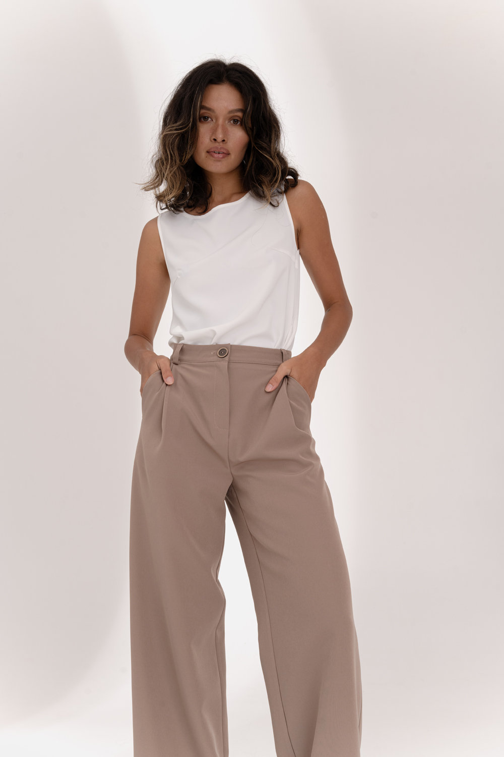 Wide-leg trousers with side pockets in Mocha color