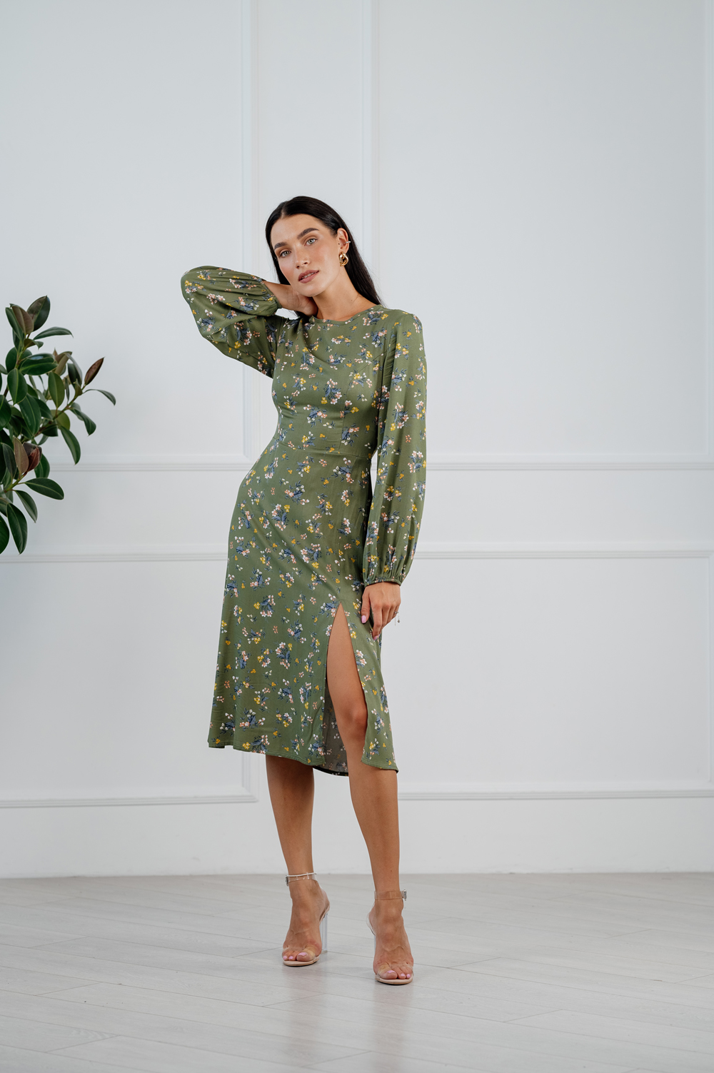 Приталена сукня міді у відтінку авокадо та стилі «casual»