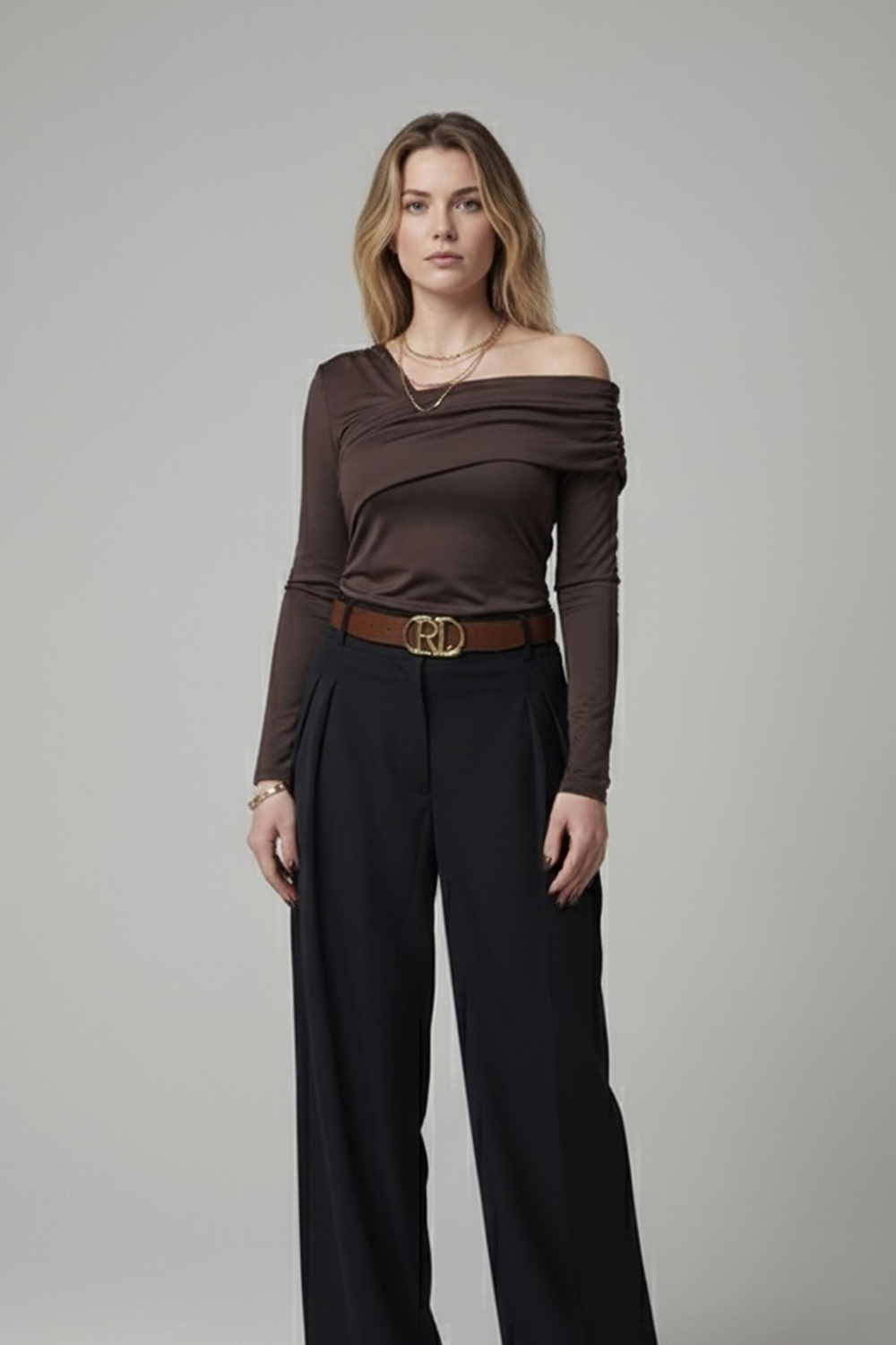 Шоколадний лонгслів з довгим рукавом та асиметричним вирізом