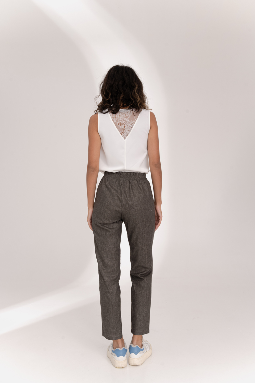 Linen trousers with elastic waistband in Hazelnut color