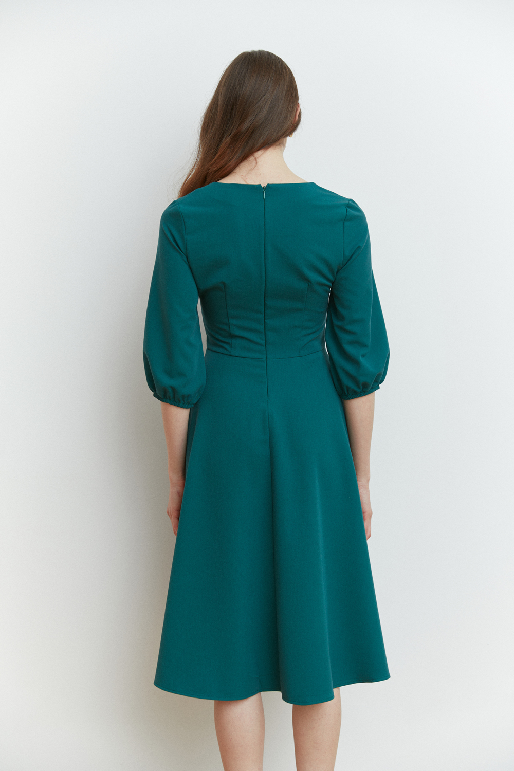 Зеленое платье длины миди с V-образным вырезом горловины и рельефным лифом