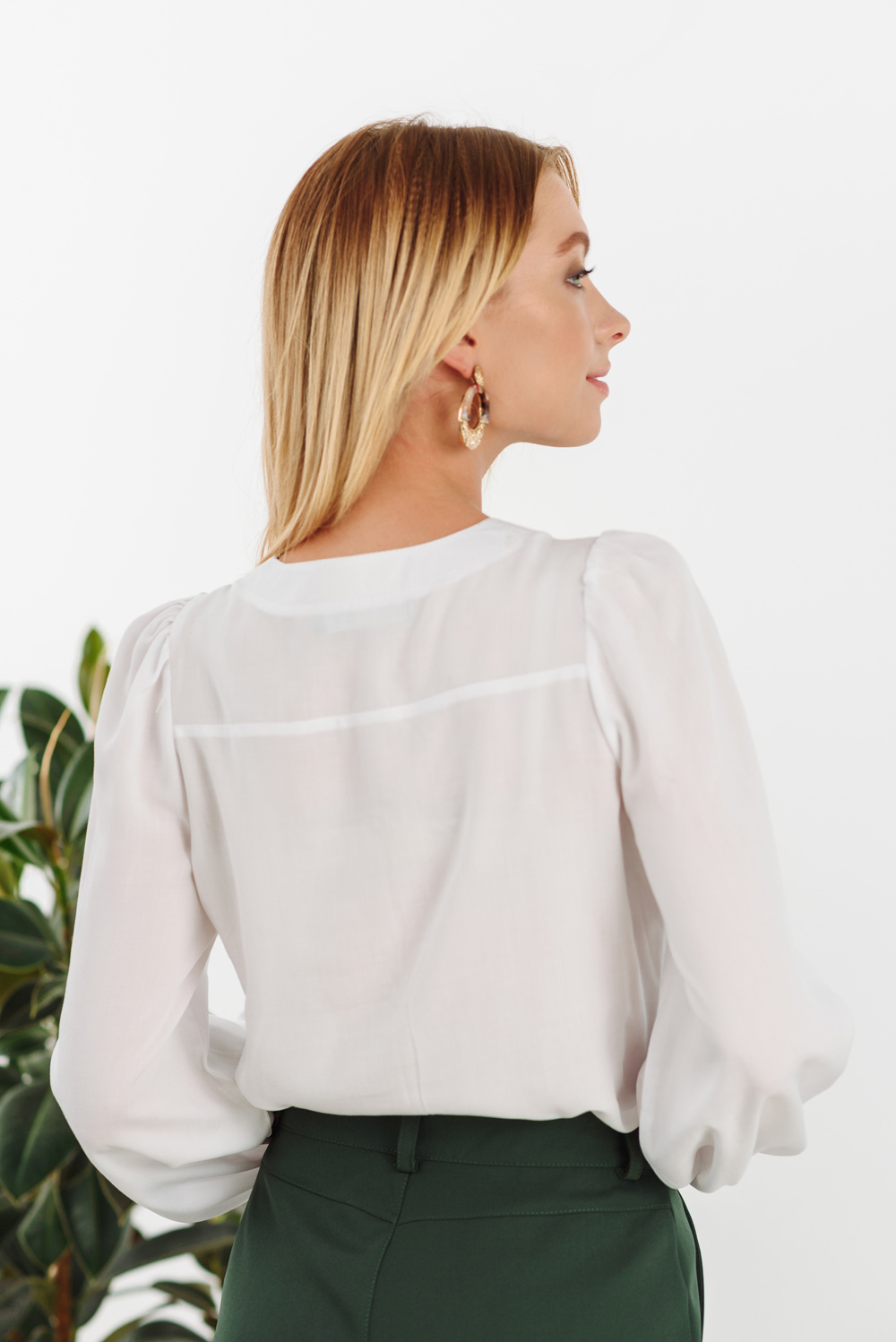 White blouse with elastic cuffs