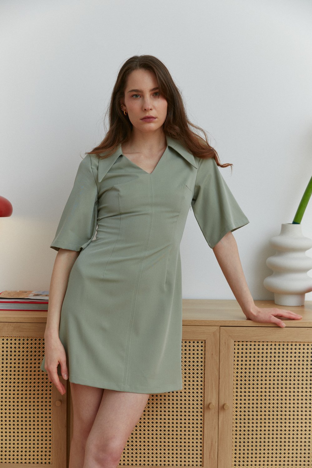Оливковое полуприталенное платье-мини с V-образным вырезом и остроугольным воротником