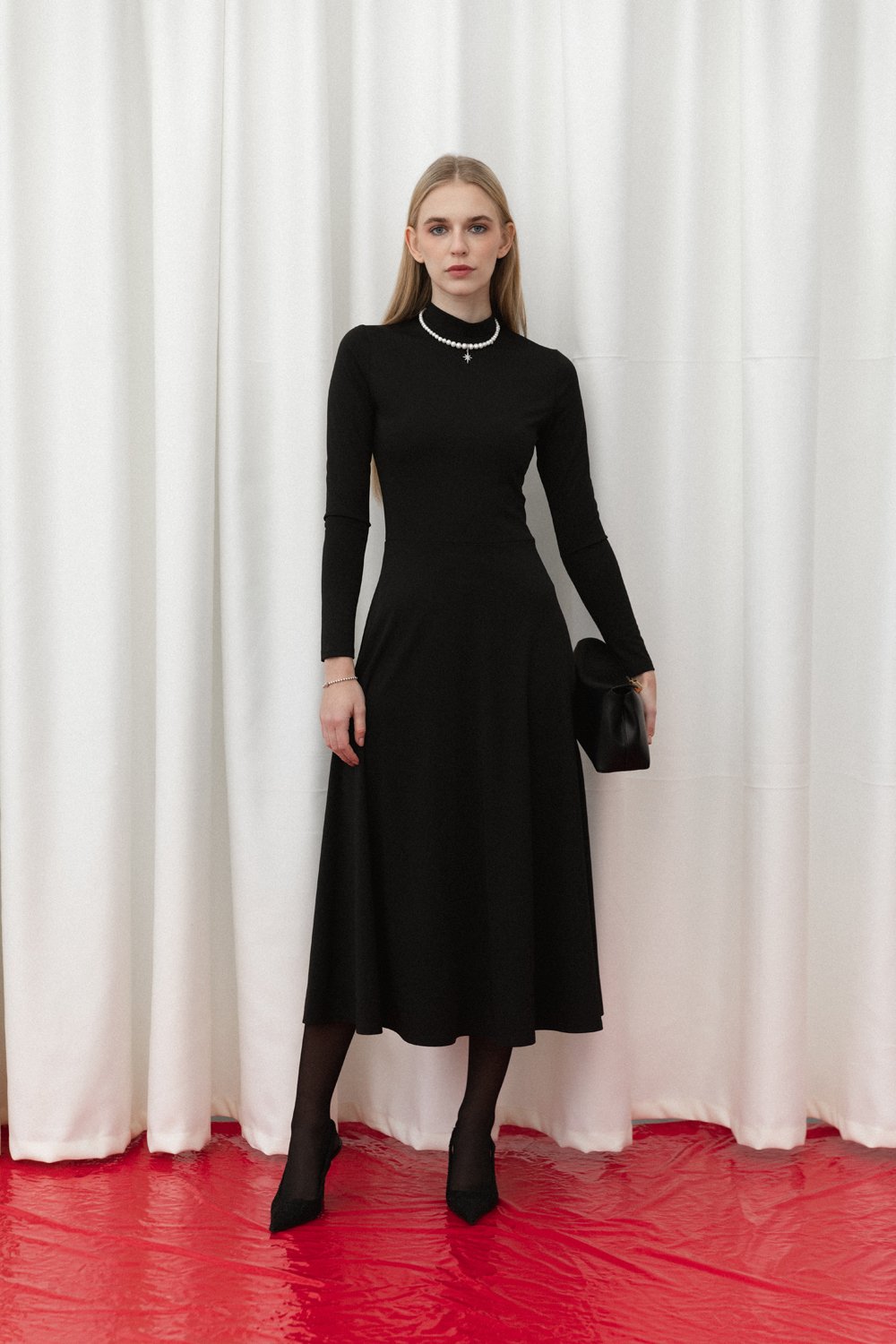 Черное приталенное платье-миди с изысканной юбкой-клеш 