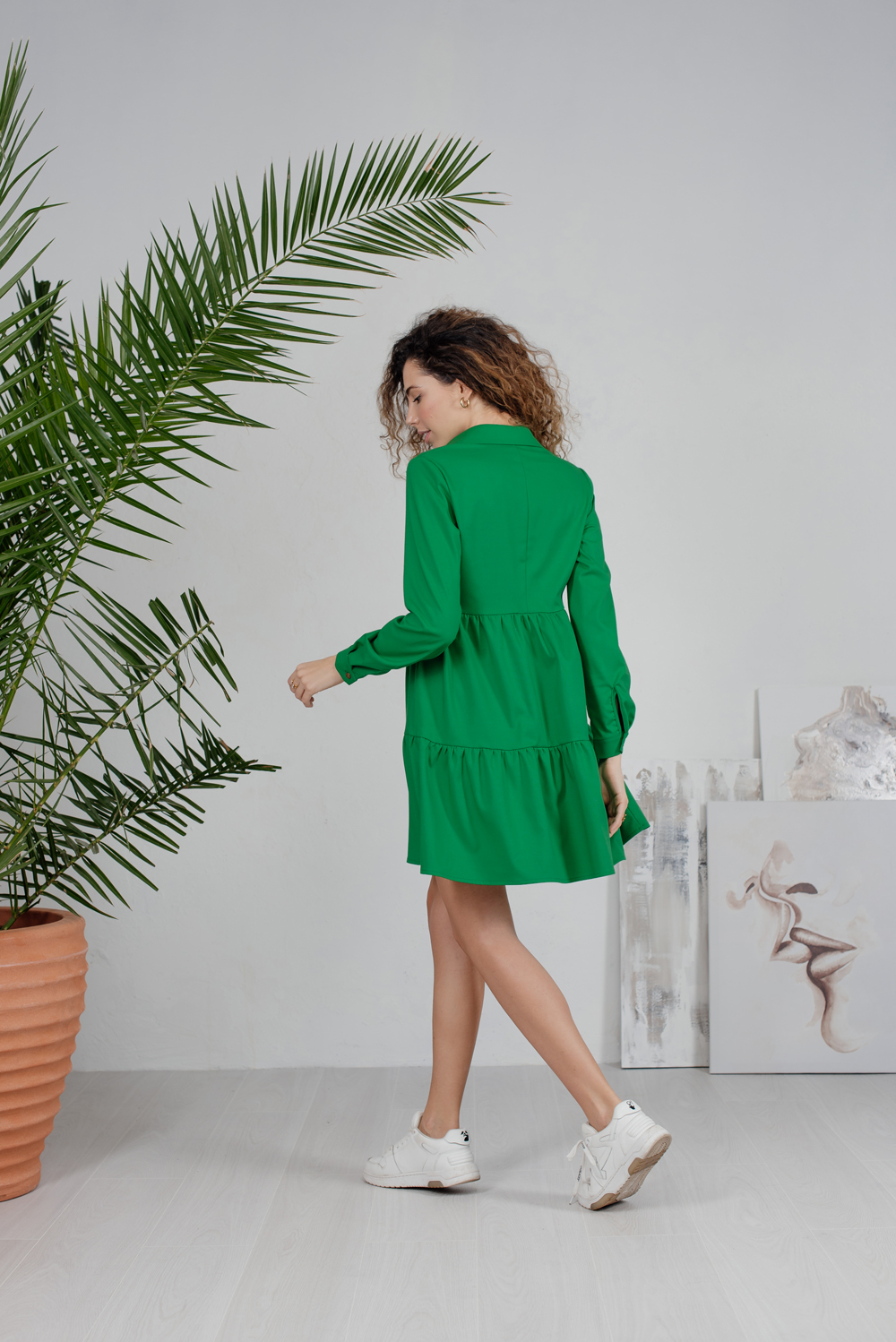 Зелёное мини платье с V-образным вырезом