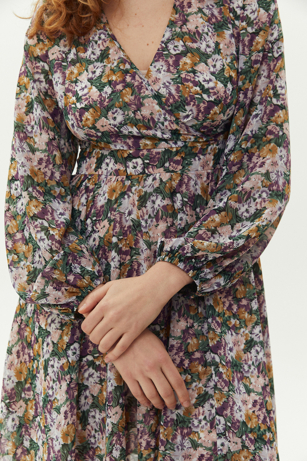 Лиловое шифоновое платье на подкладке с запахом