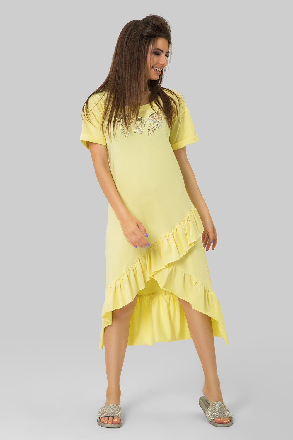 Трикотажное платье в желтом. цвете с оборкой по низу