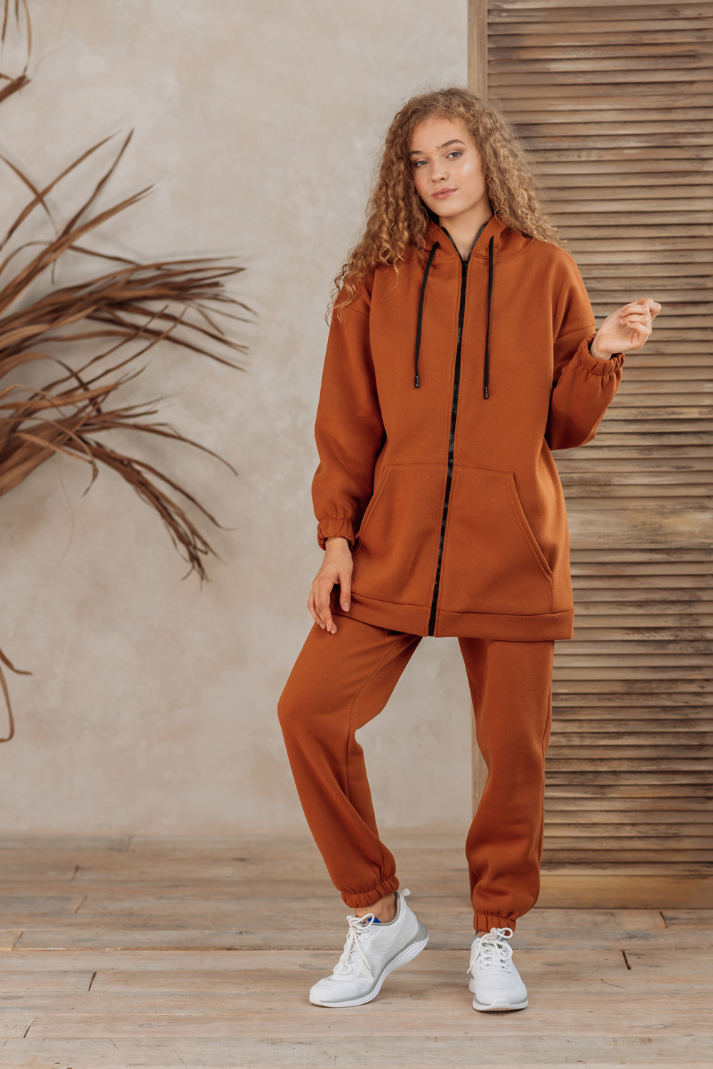 Long sweatshirt with a zipper