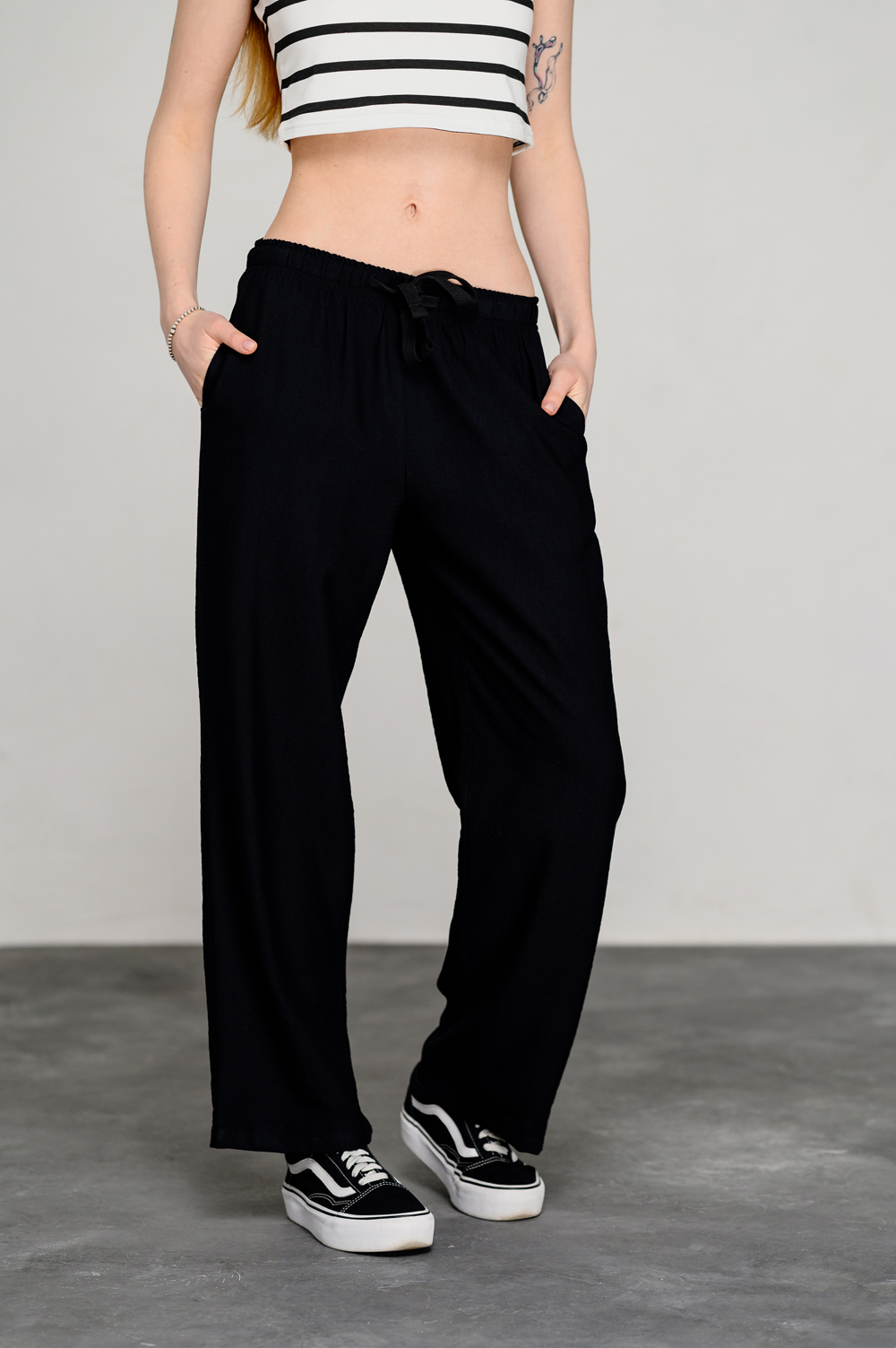 Black loose pants with elastic