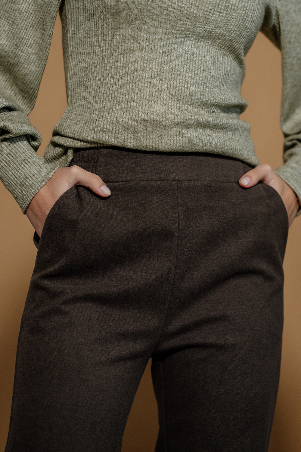 Knitted trousers with pockets and cuffs in hazelnut shade