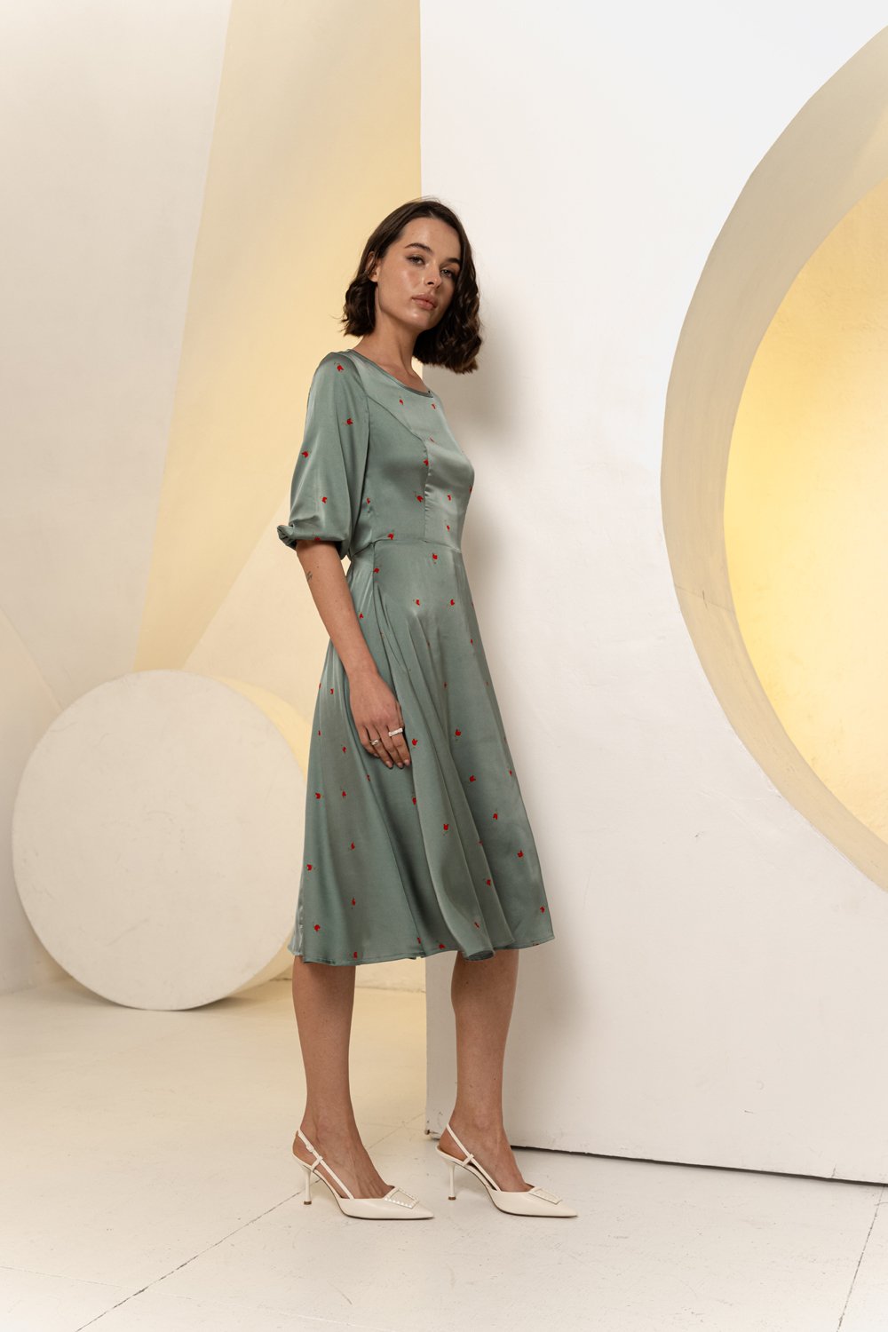 Полуприталенное платье-миди со свободной юбкой изумрудного цвета
