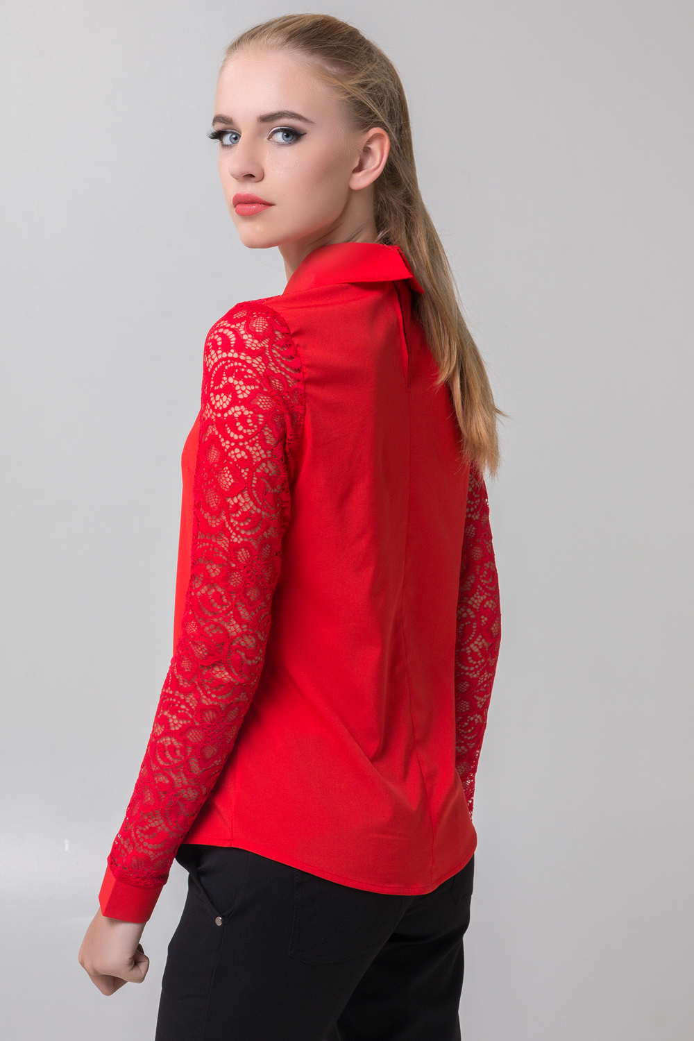 Красная блузка с гипюровыми рукавами