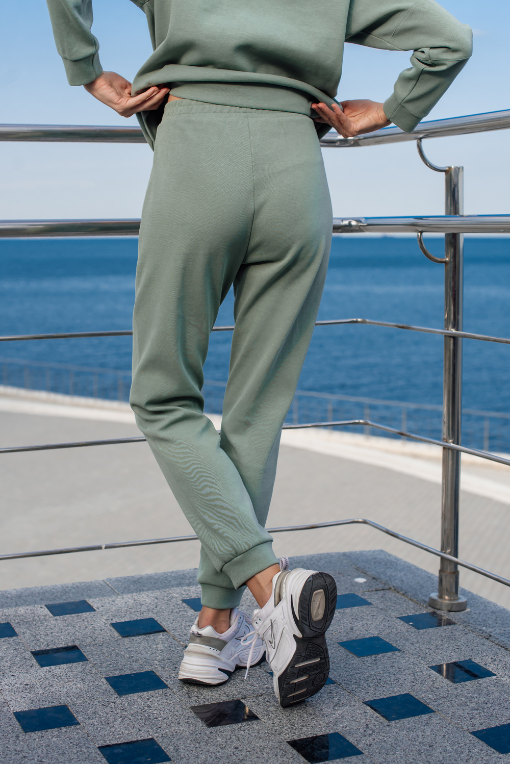 Sporty trousers with patch pockets