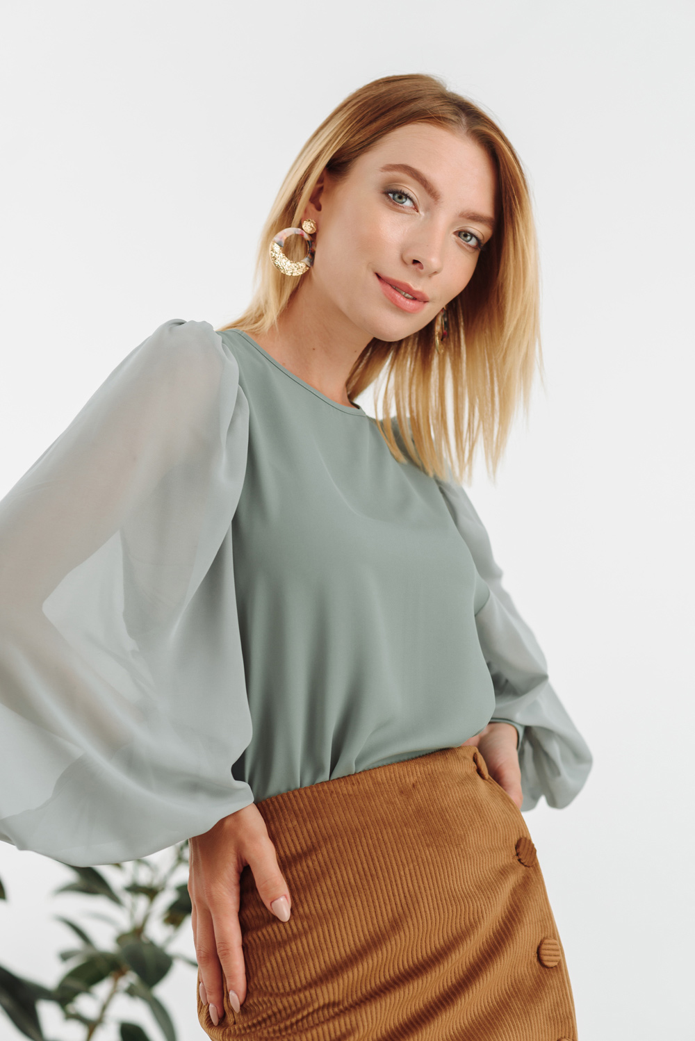 Round neckline blouse with a puff sleeve