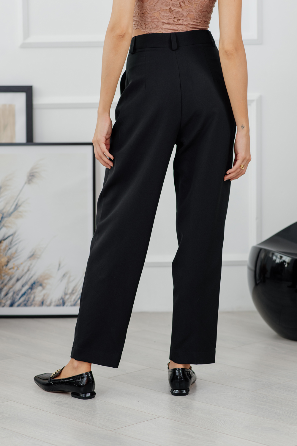 Black trousers with pleats and pockets