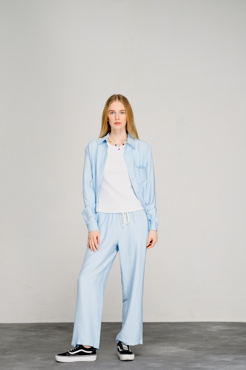Blue loose trousers with elastic