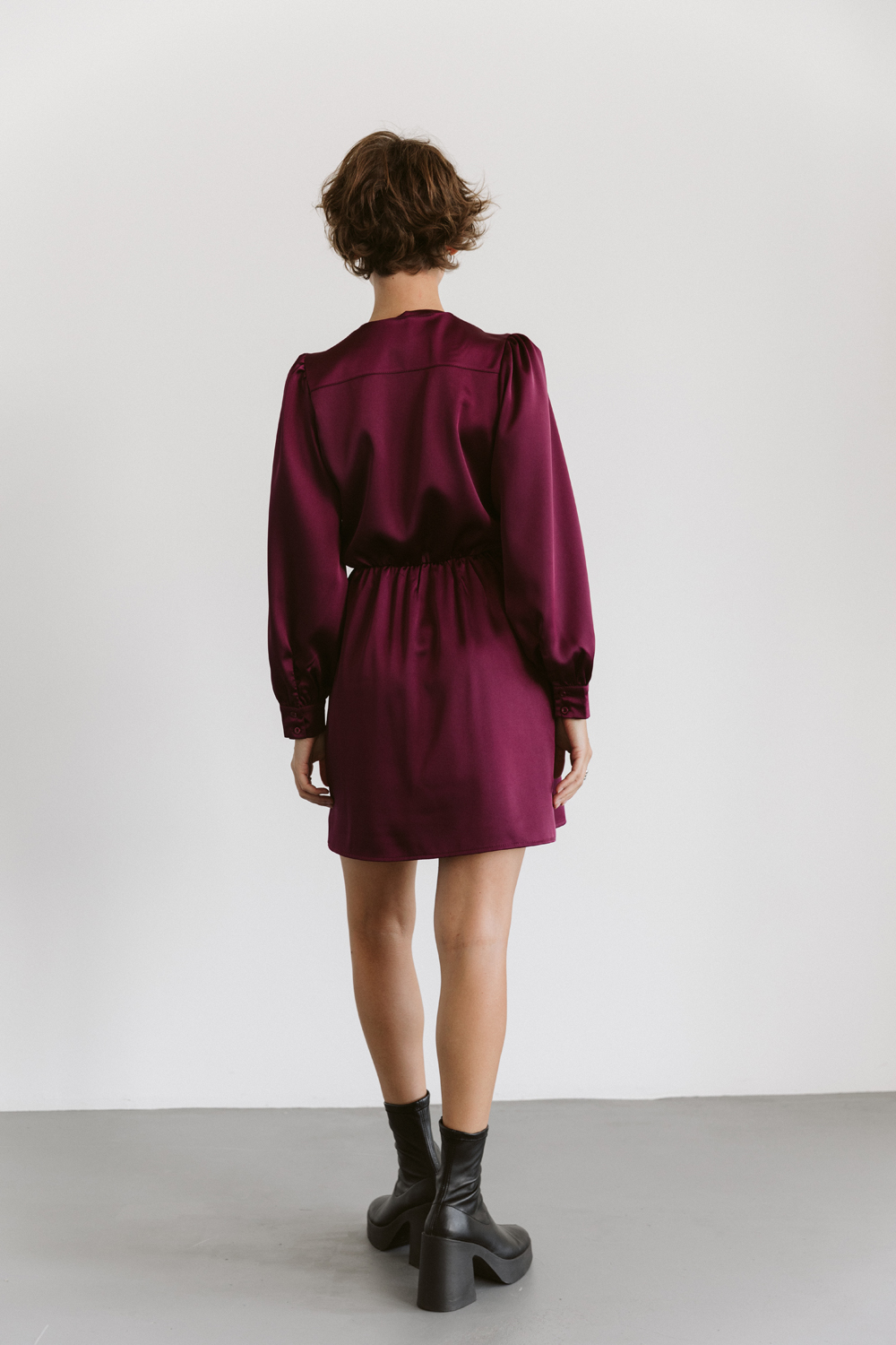 Elegant dress with an elasticated waist in burgundy