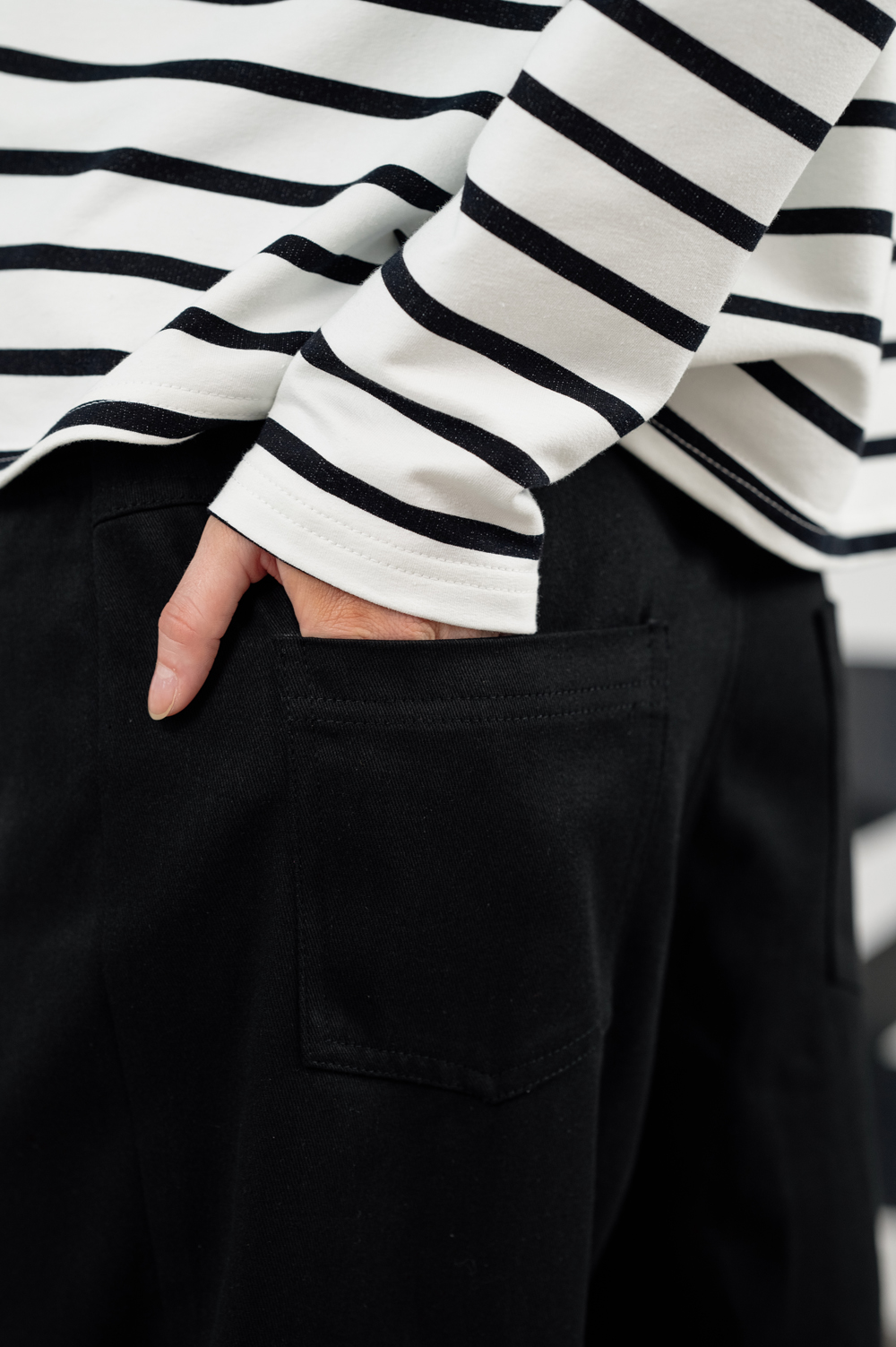 Чорні штани-шари з джинсової тканини.