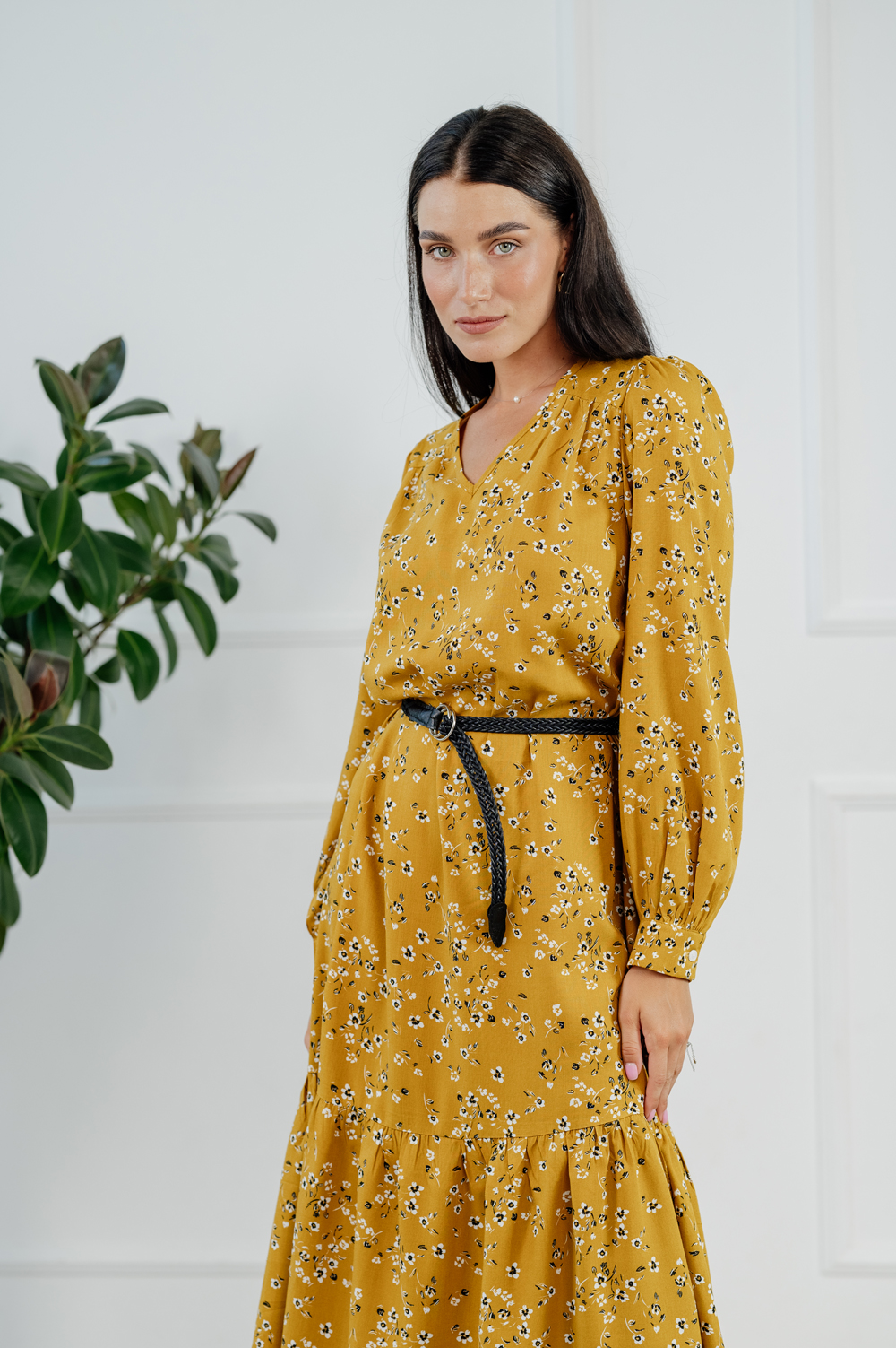 Abstract print midi dress in mustard collor.