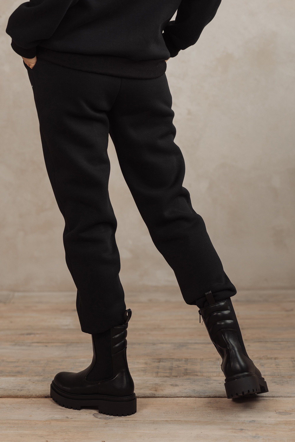 Черные спортивные брюки с надписью