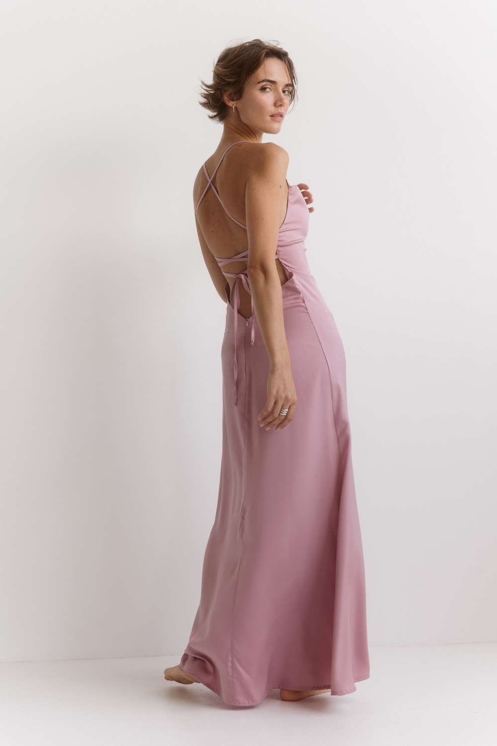 Satin dress in linen style with an open back in the color 