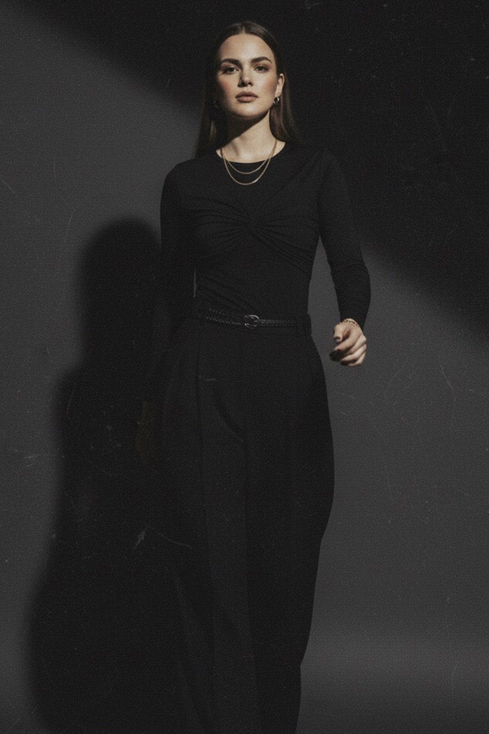 Чорний лонгслів з асиметричним драпіруванням.