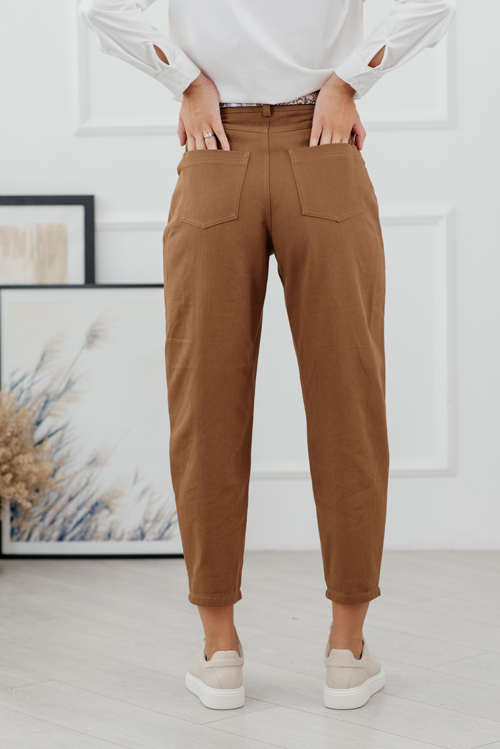 Caramel jeans with pockets and pleats