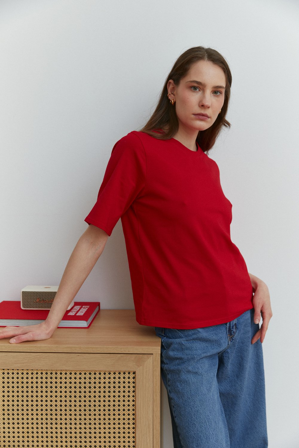 Червона базова футболка з круглою горловиною