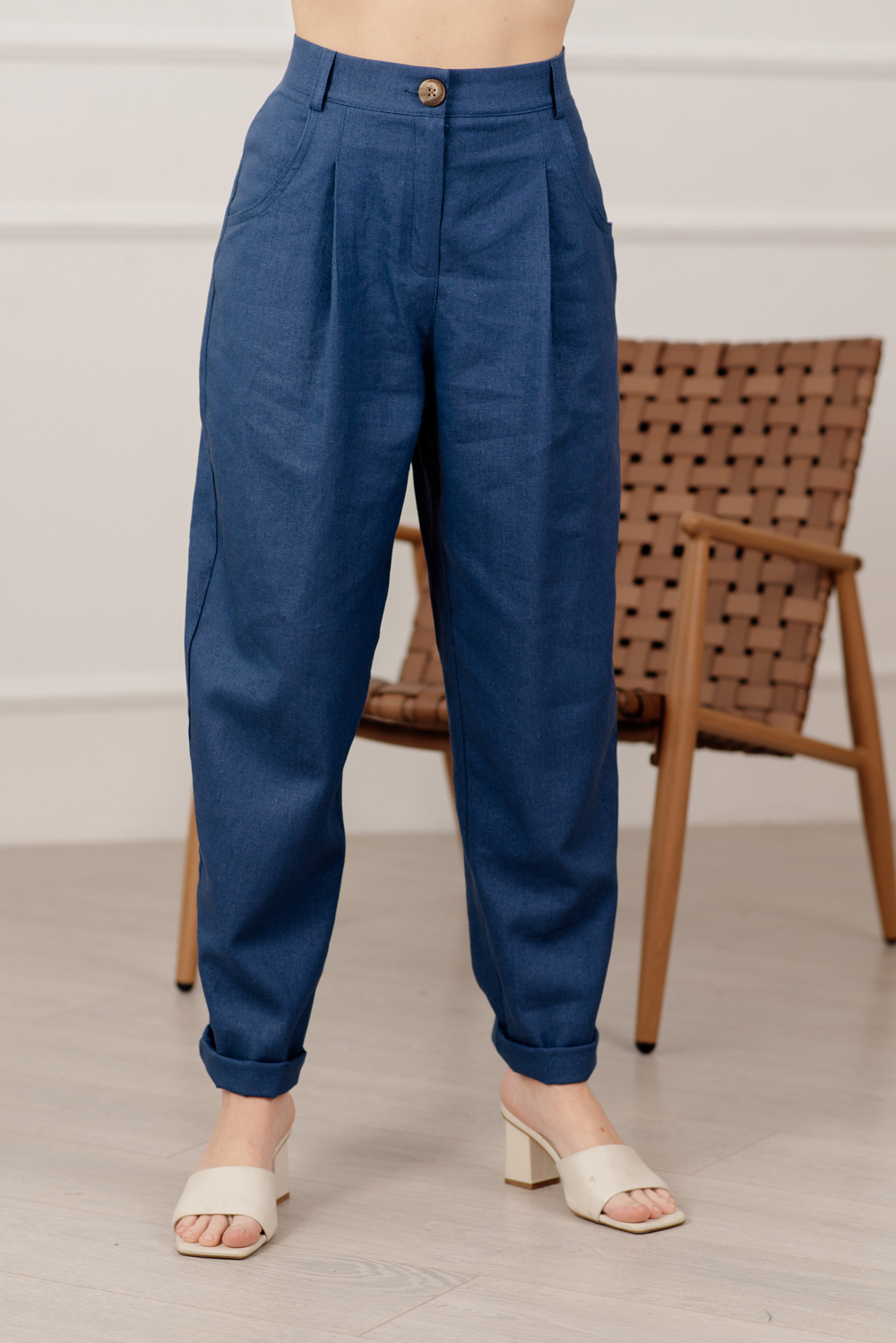 Blue linen trousers with pockets