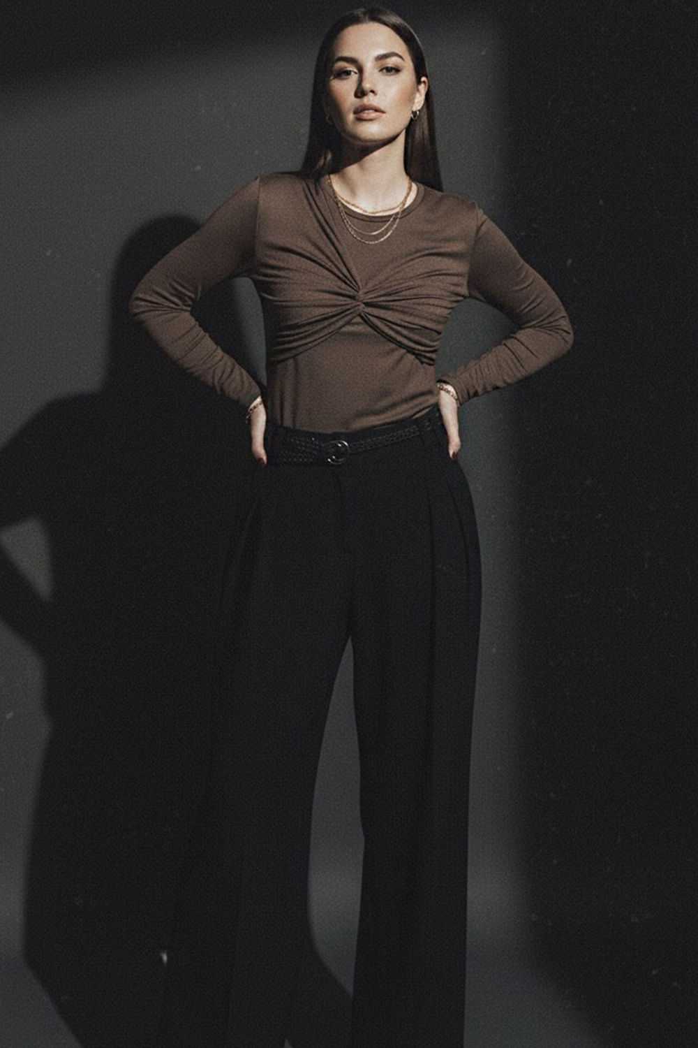 Шоколадний лонгслів з асиметричним драпіруванням