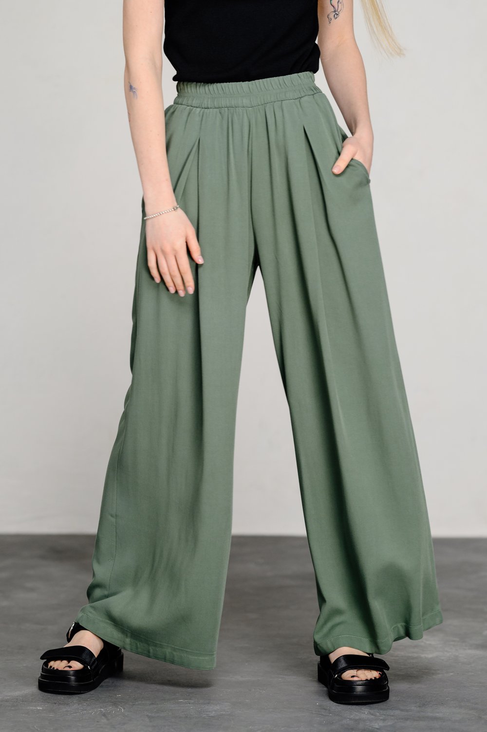 Зеленые свободные брюки с поясом на резинке