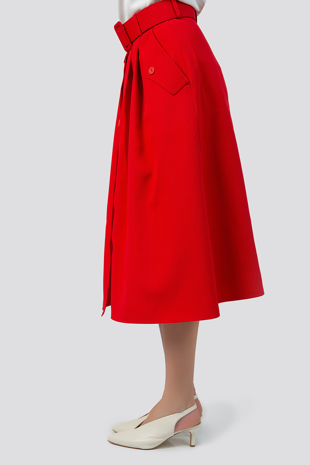 Расклешенная красная юбка с поясом