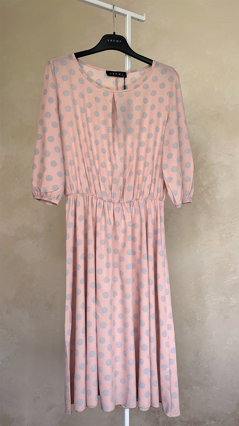 Свободное персиковое платье-миди
