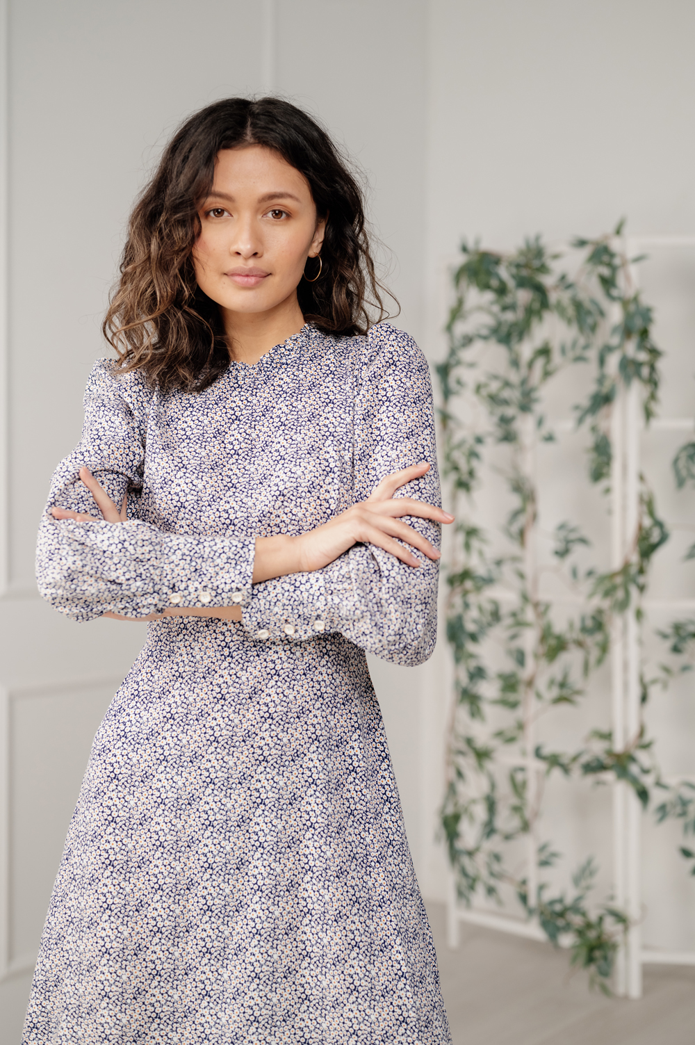 Dress with stand-up collar and delicate ruffles