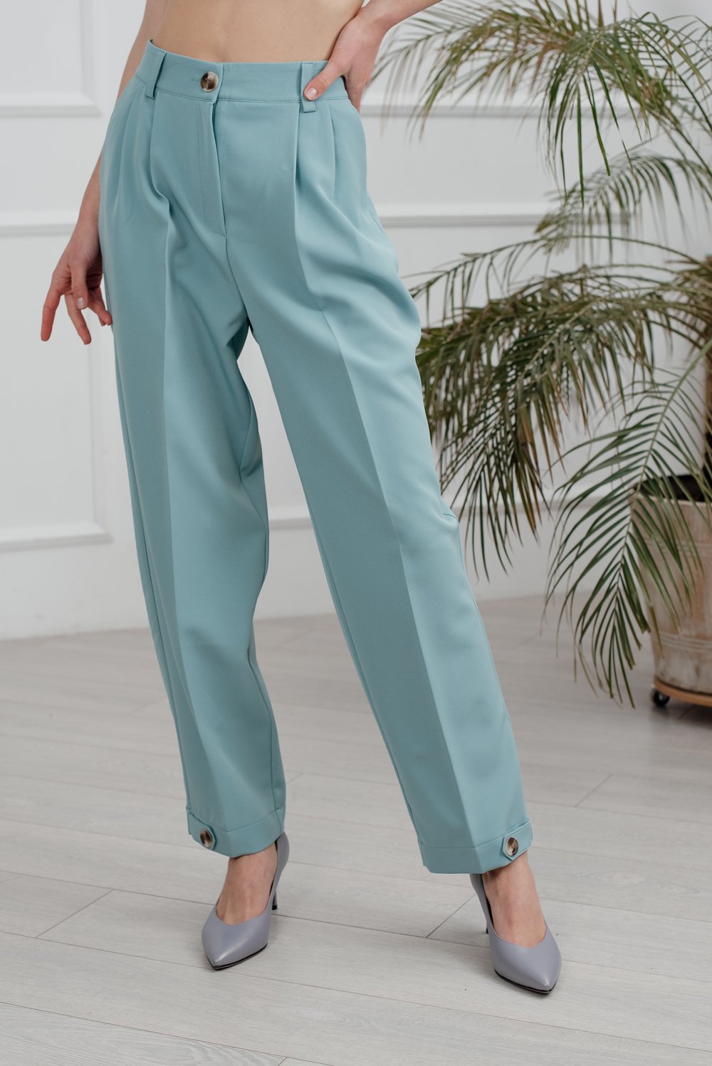 Mint trousers at the waist with darts