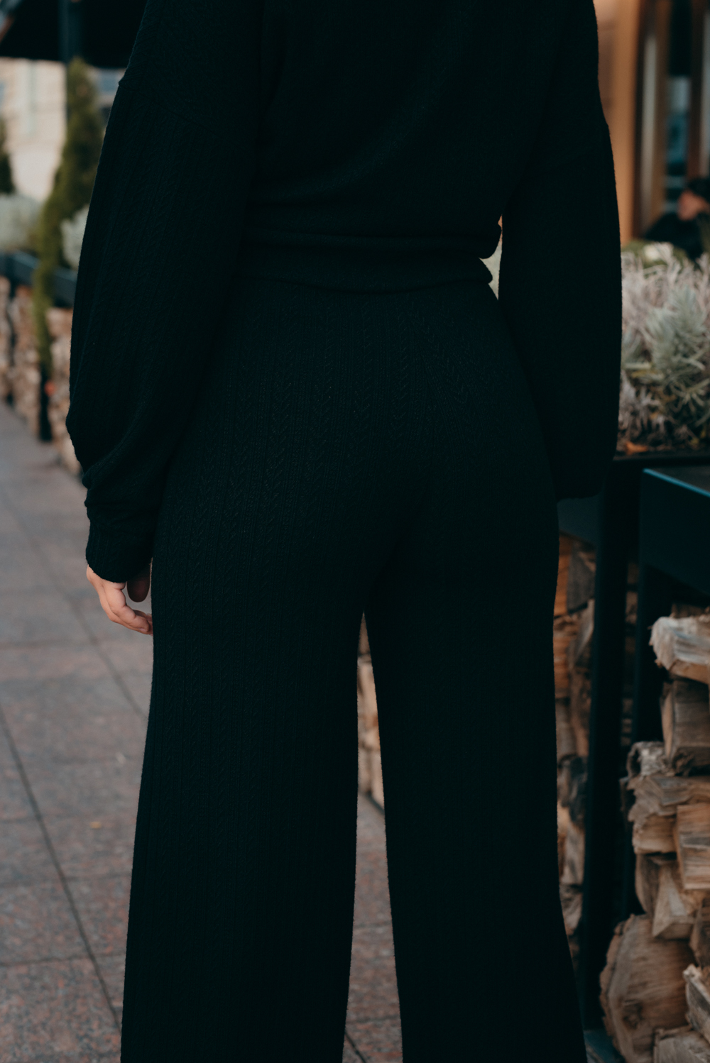 Knitted black trousers with elastic band 