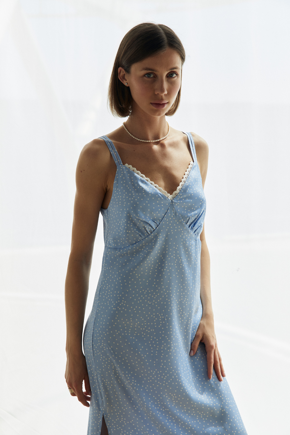 Шовкова сукня-міді в стилі білизни небесно-блакитного кольору