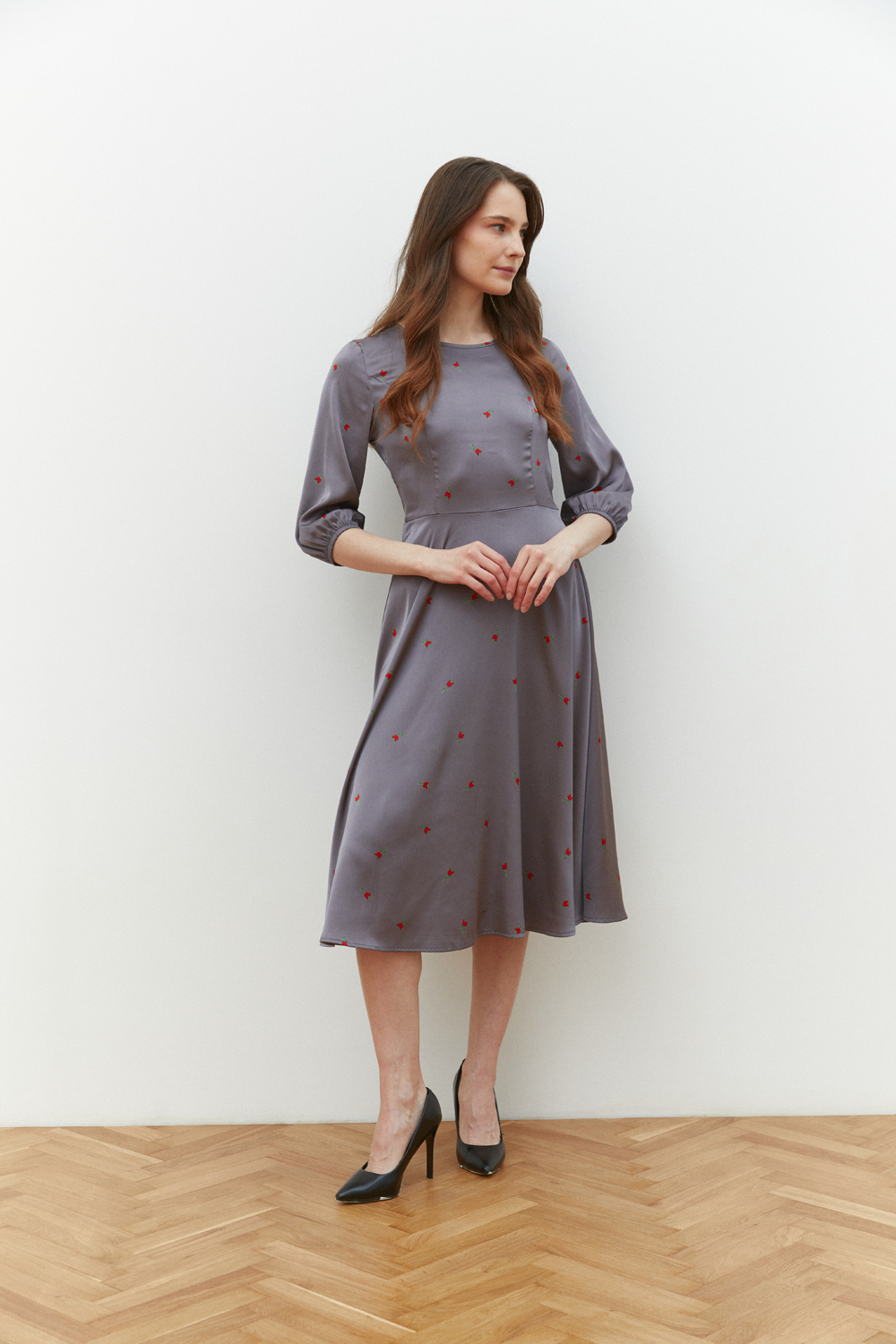 Напівприталена сукня-міді з вільною спідницею попелястого кольору