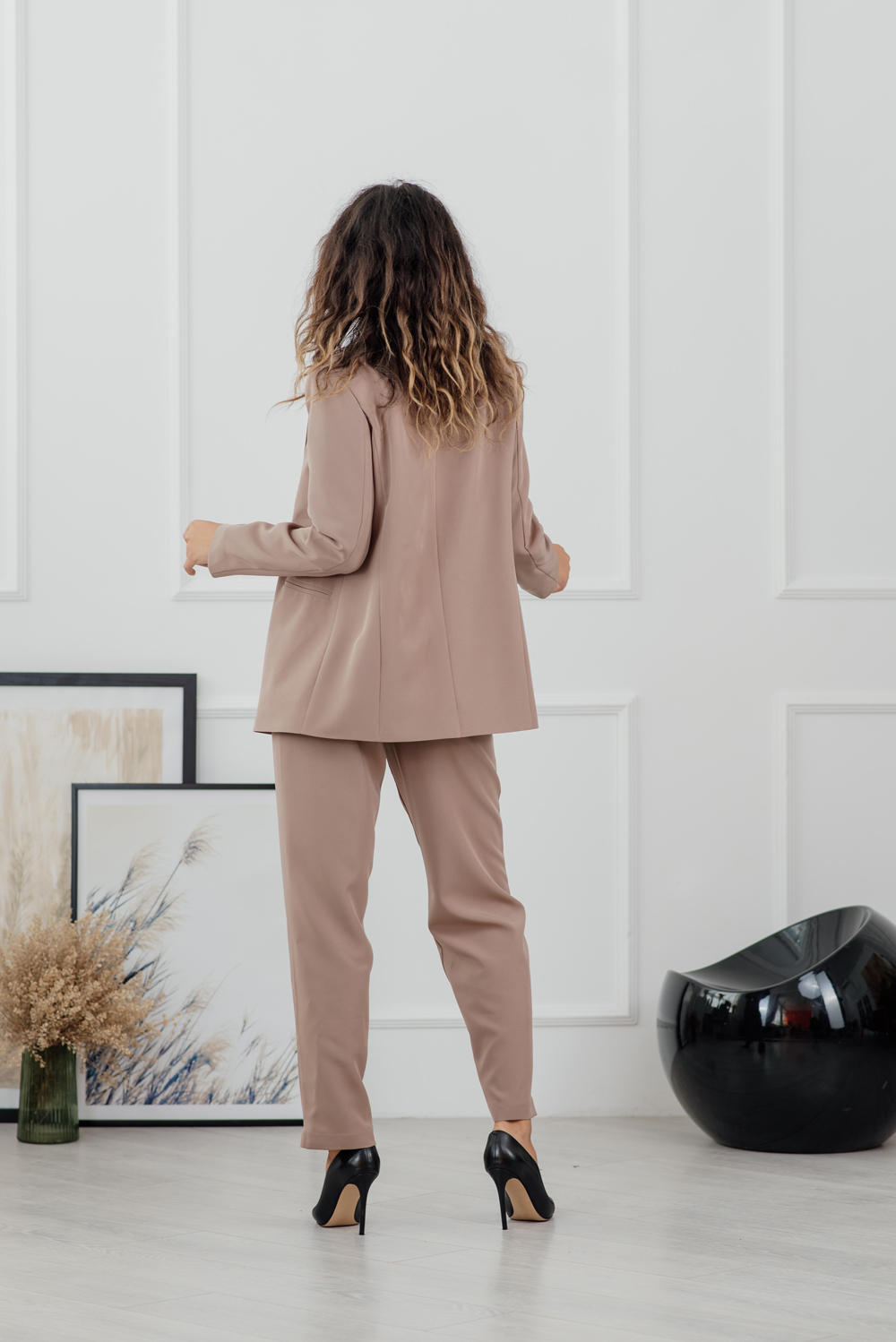 Beige trousers at the waist with arrows