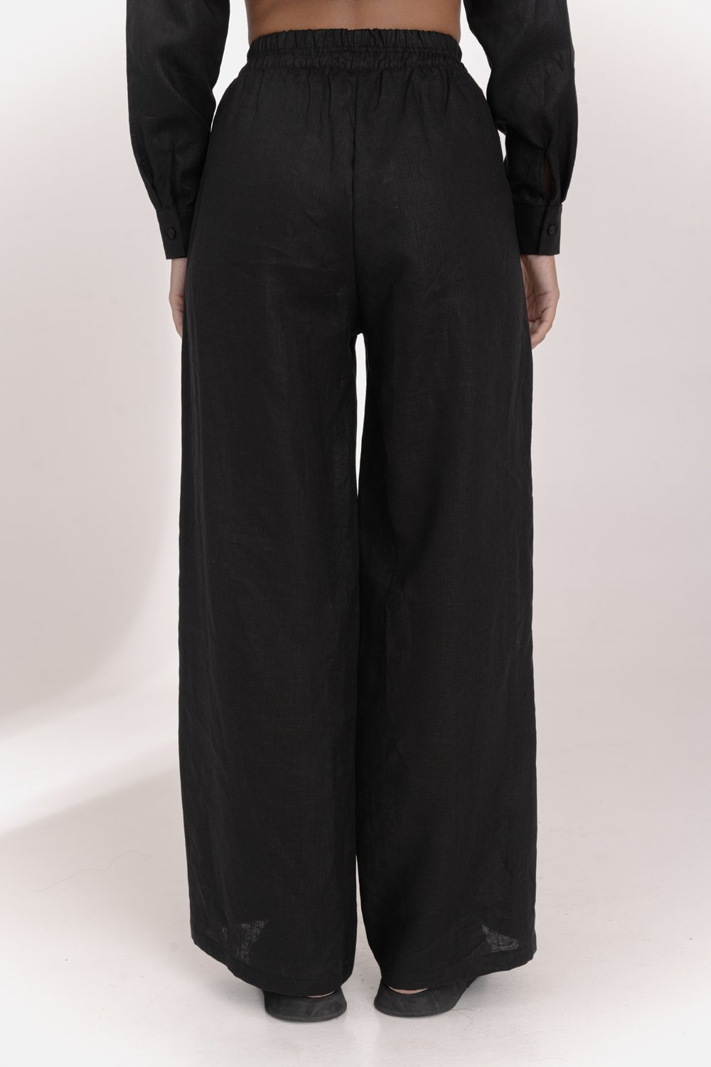 Черные льняные брюки с поясом на резинке