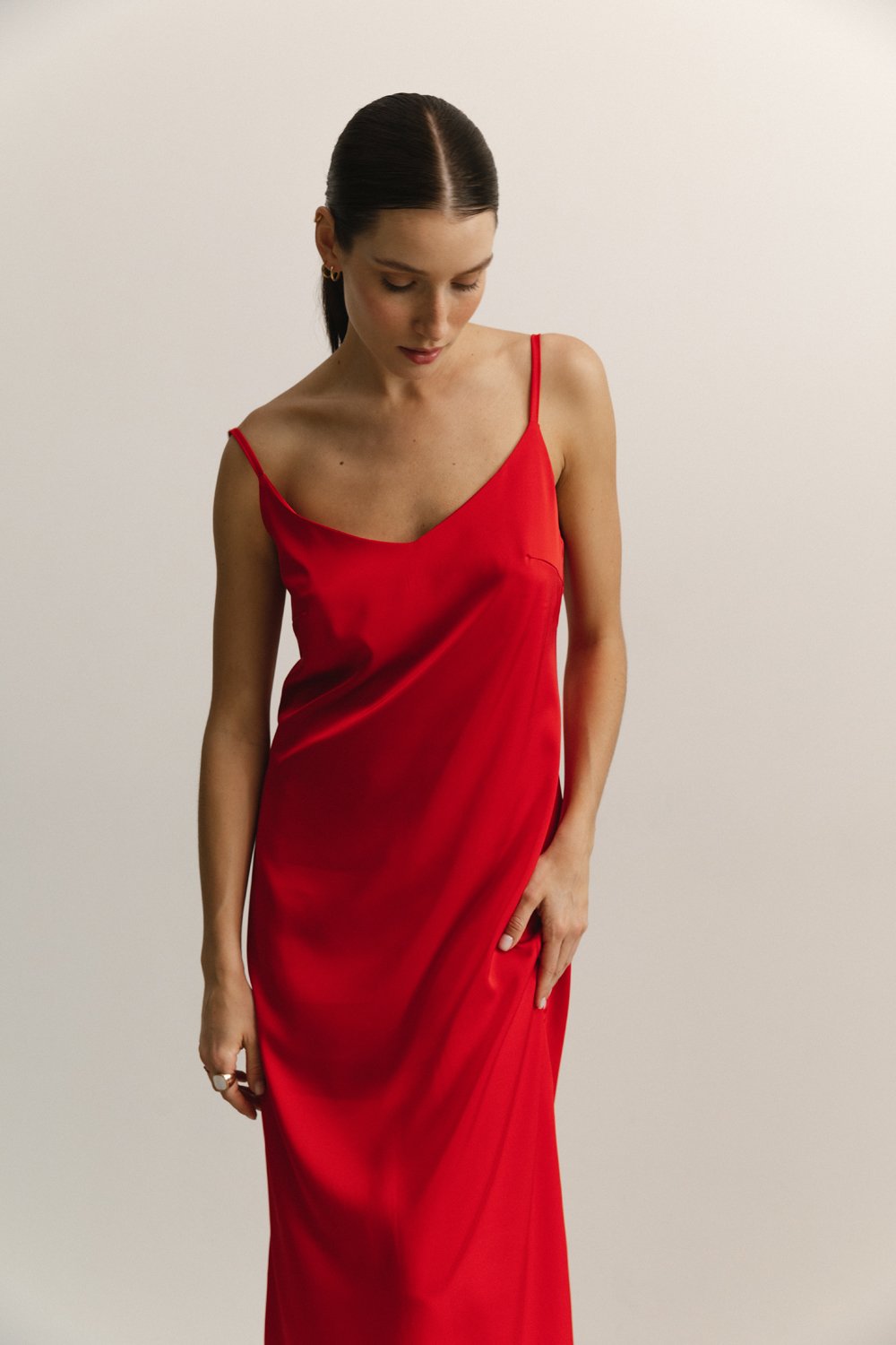 Красное шелковое платье-миди в бельевом стиле