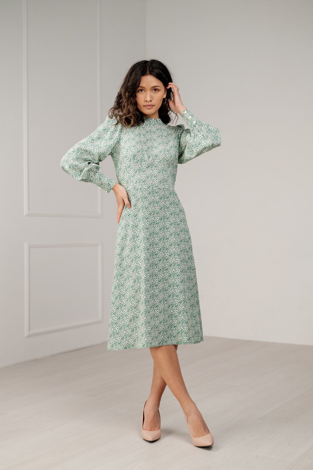 Dress with stand-up collar and delicate ruffles