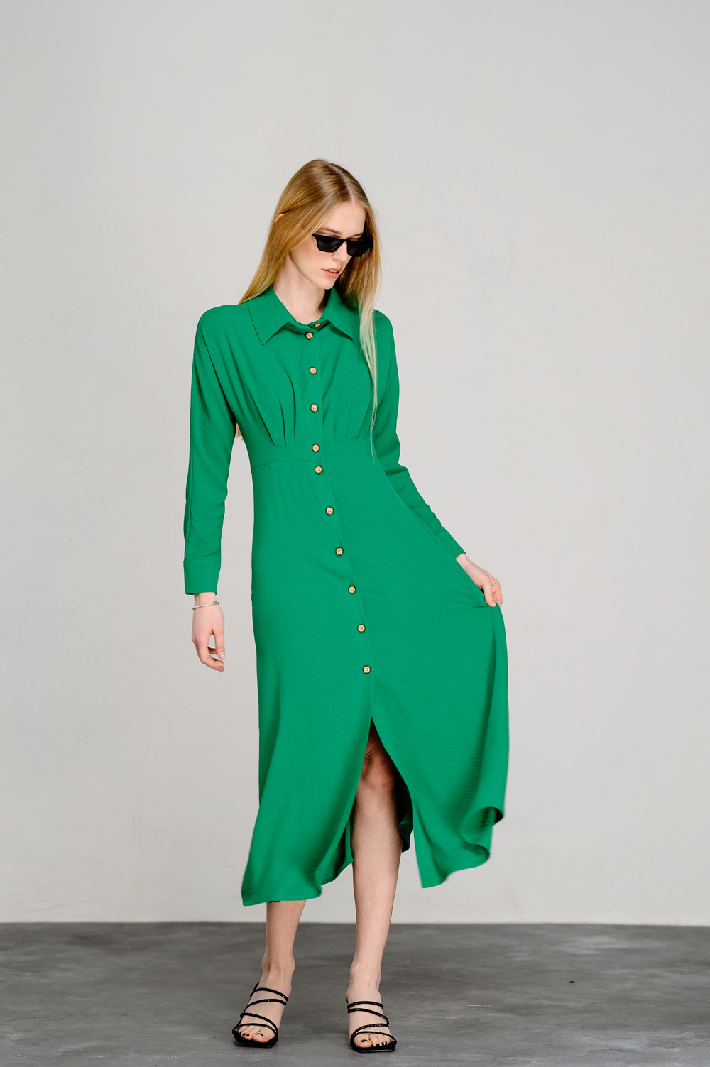 Green semi-fitted dress with an A-line skirt