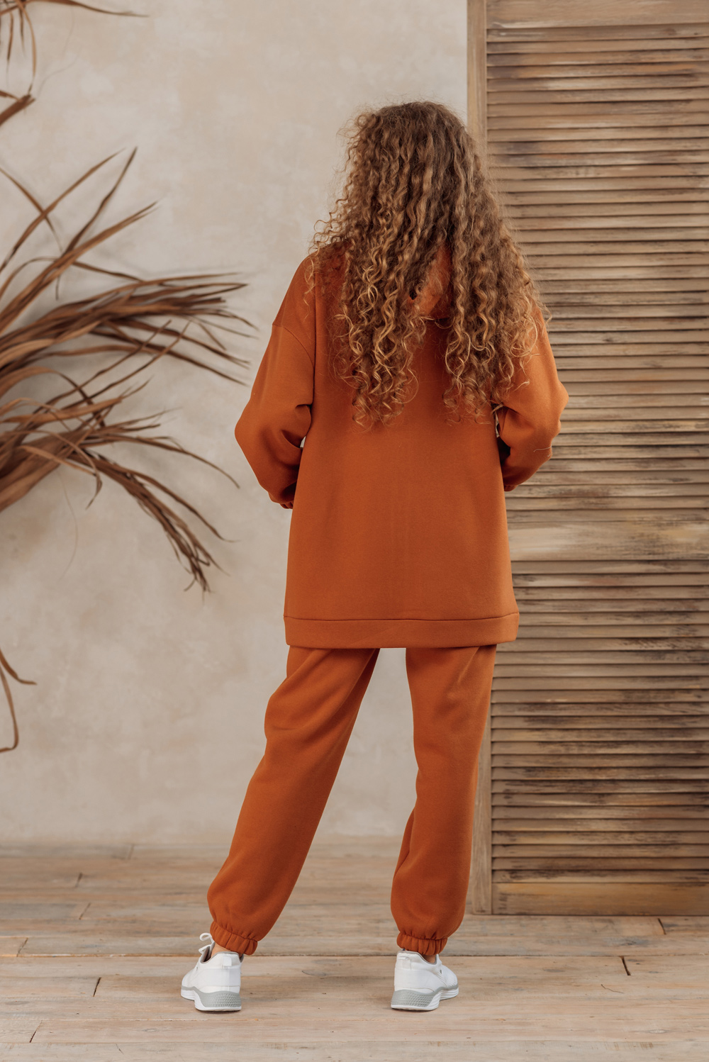 Long sweatshirt with a zipper