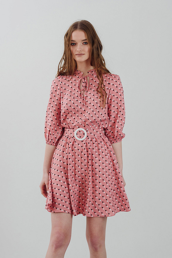 Розовое платье в горошек