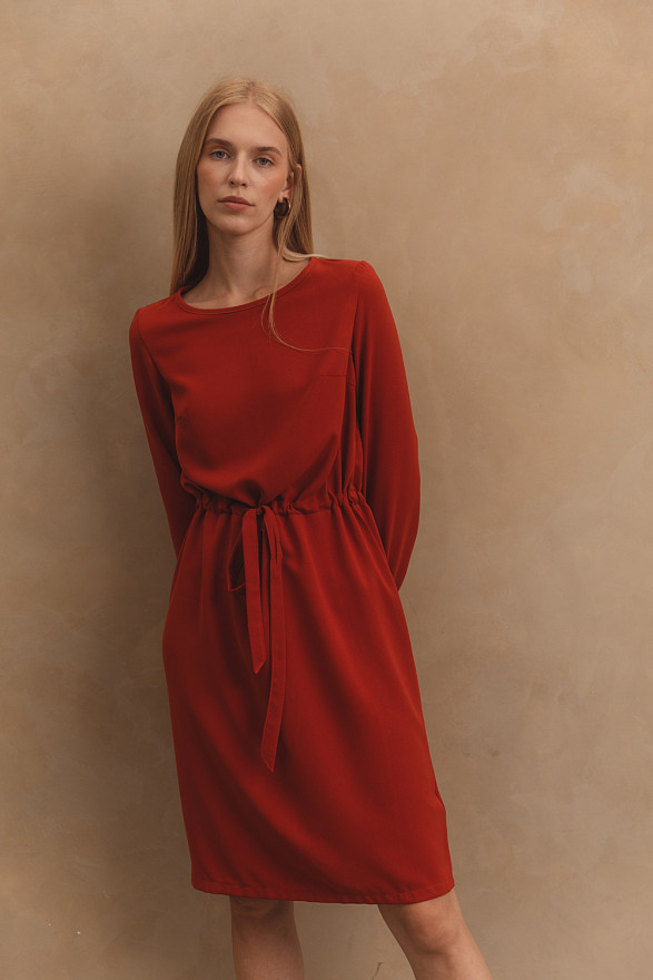 Прямое платье с поясом в цвете 